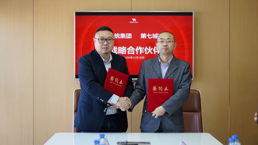 傲馬系統集團董事(shì)長(cháng)何承翰(右)與廣東第七城公司董事(shì)長(cháng)徐結華(左)簽約現場合影    傲馬系統集團董事(shì)長(cháng)何承翰(右)與廣東第七城公司董事(shì)長(cháng)徐結華(左)簽約現場合影