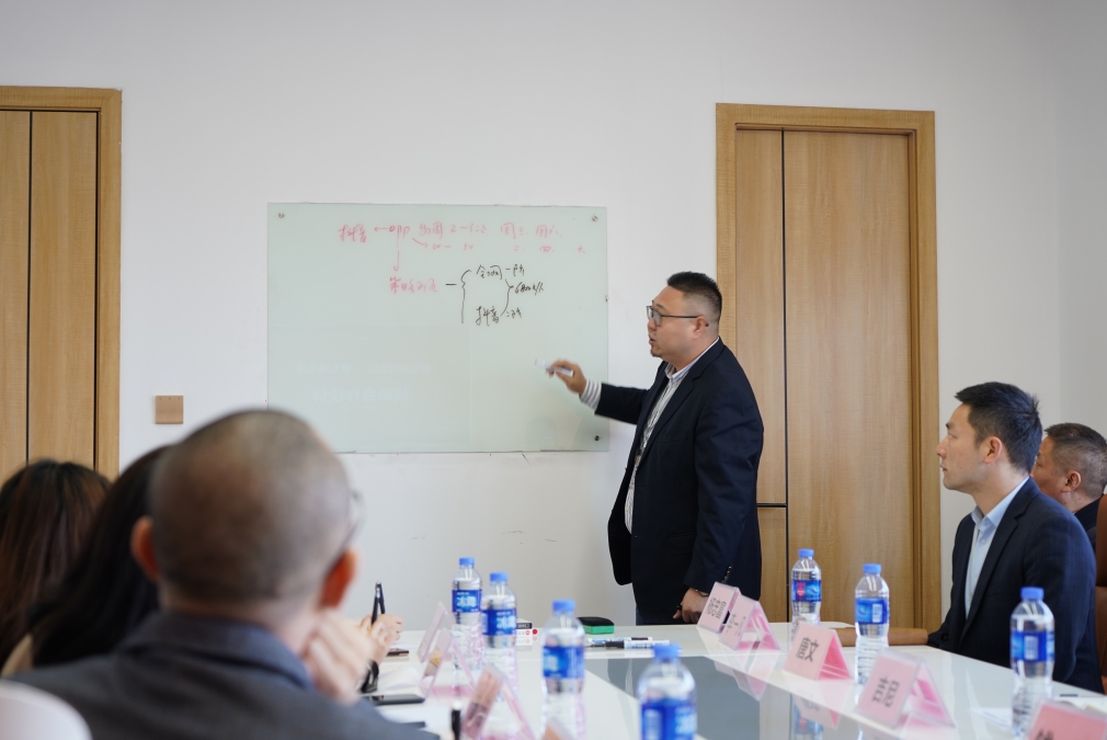 傲馬系統集團董事(shì)長(cháng)何承翰現場發(fā)言 傲馬系統集團董事(shì)長(cháng)何承翰現場發(fā)言